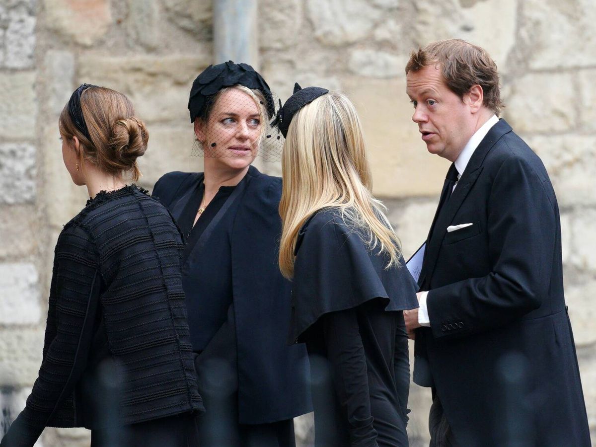 Foto: Tom y Laura, los hijos de Camila, en el funeral de Isabel II. (Cordon Press)
