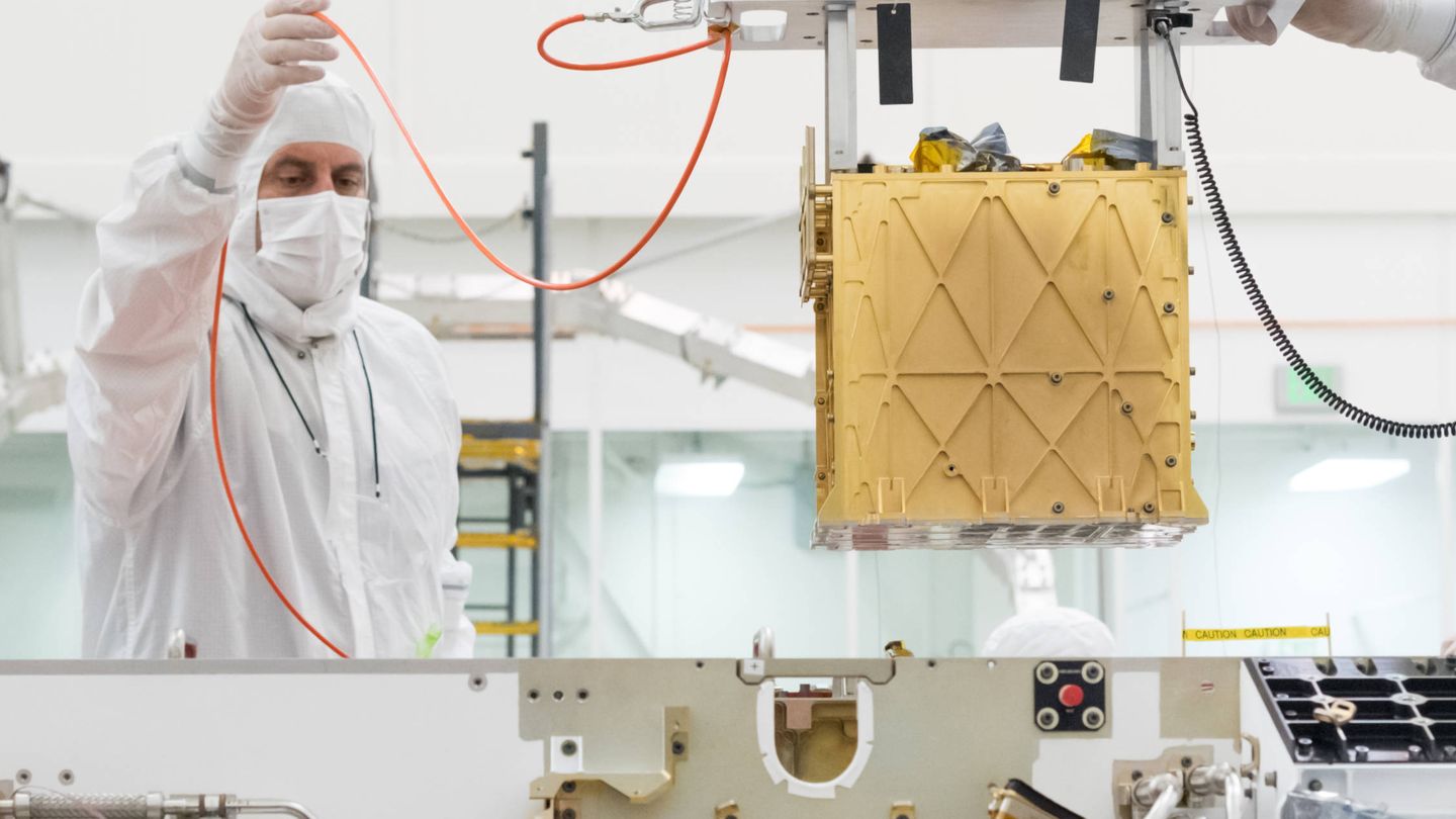Technicians loading MOXIE onto the Mars 2020 rover