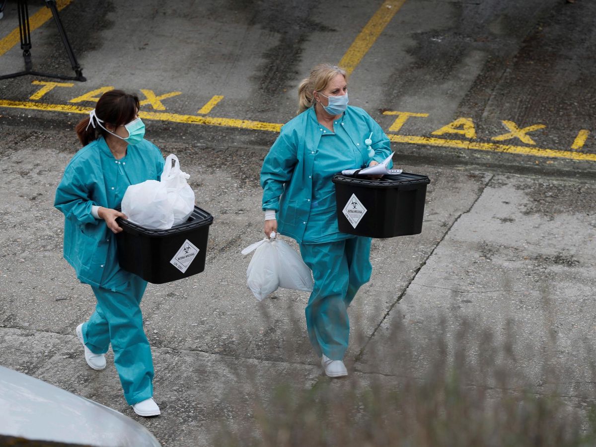 Foto: Imagen de este viernes en Lugo de dos mujeres portando material sanitario. (EFE)