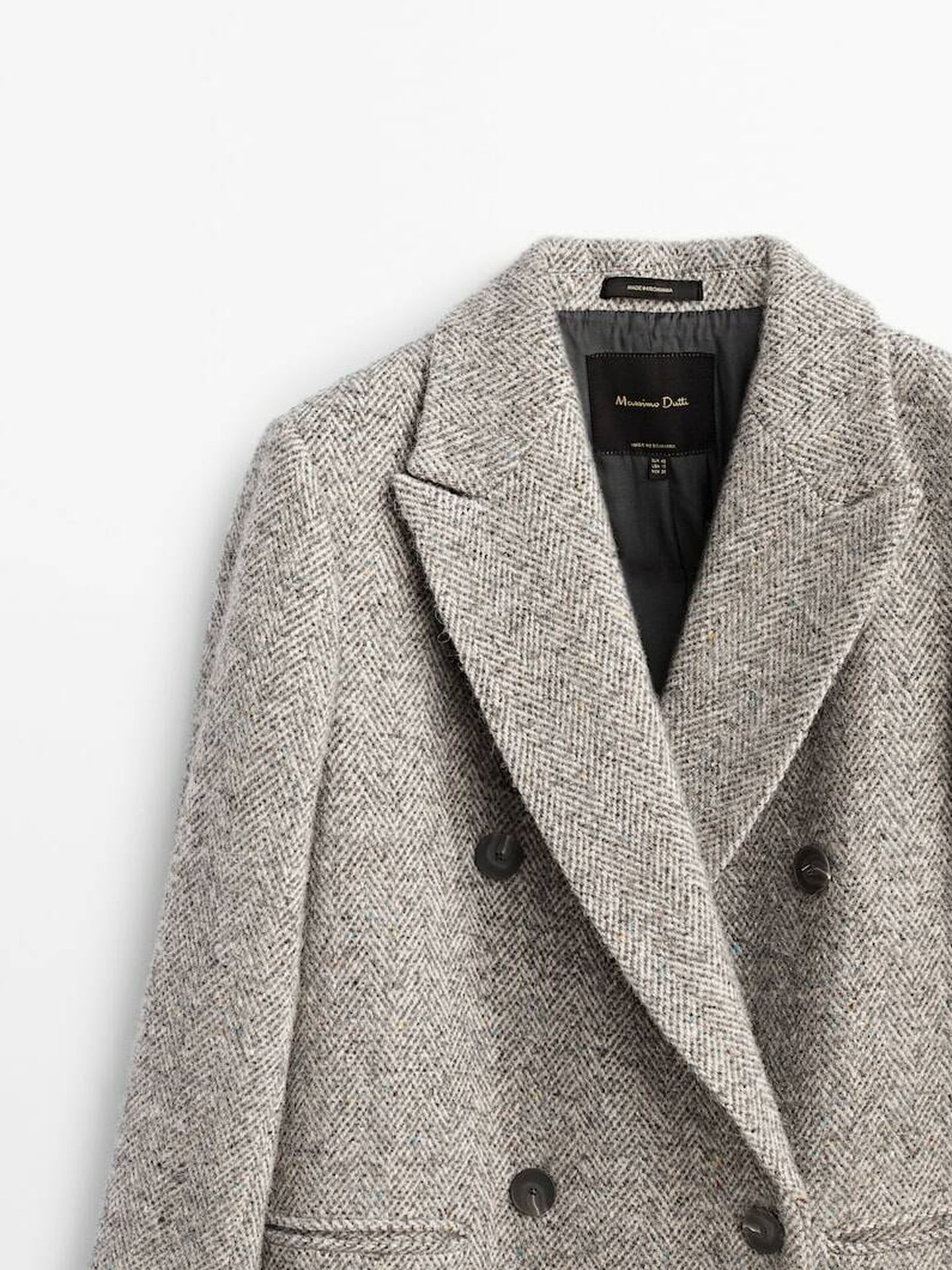 Abrigo gris de lana de Massimo Dutti. (Cortesía)