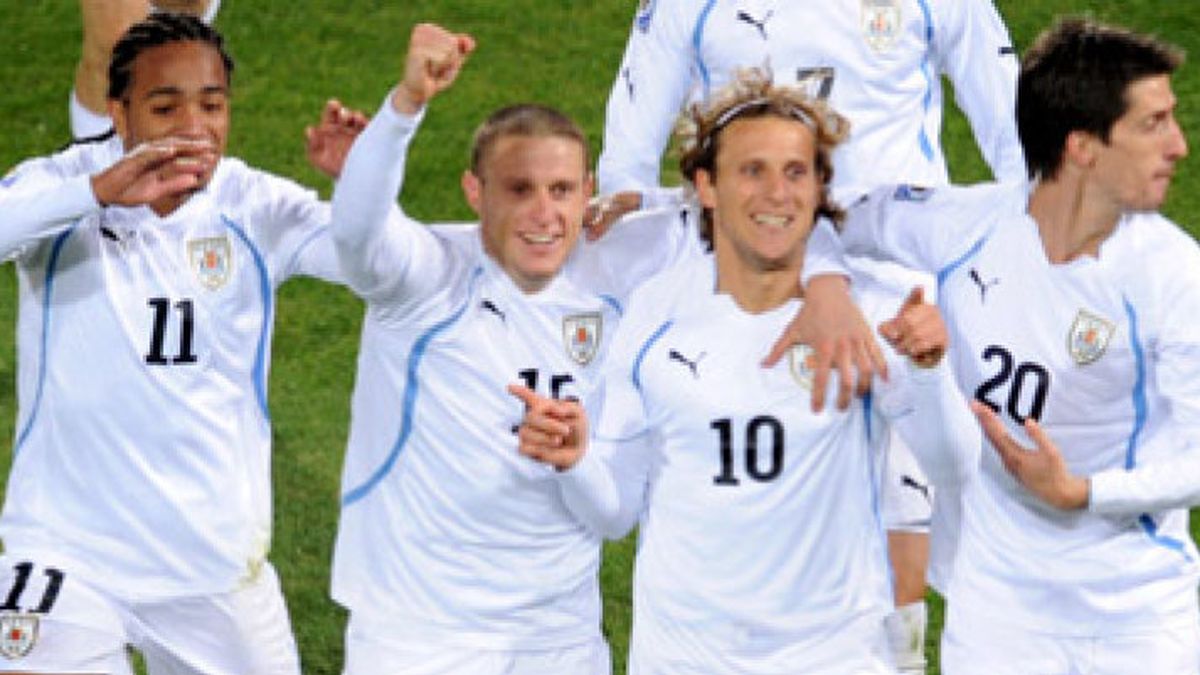 Uruguay golea a Sudáfrica y se acerca a los octavos de final