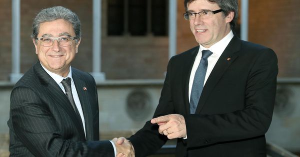 Foto: El expresidente de la Generalitat Carles Puigdemont saluda al delegado del Gobierno en Cataluña, Enric Millo. (EFE) 