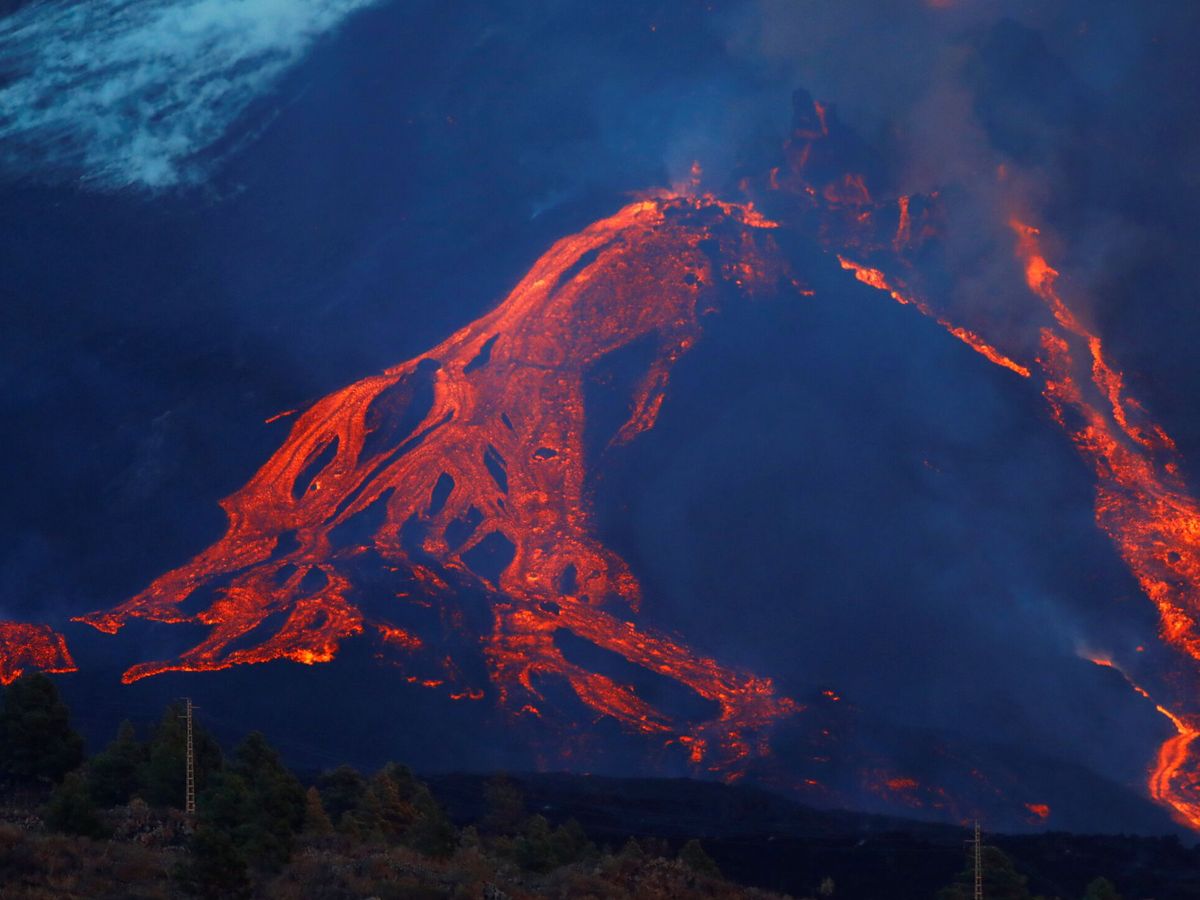 Foto: Ríos de lava emergen del volcán de La Palma. (Reuters)