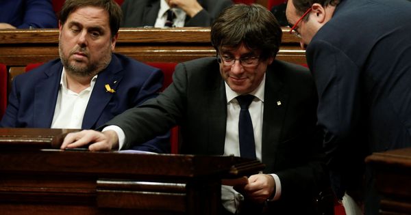 Foto: Carles Puigdemont escucha al socialista Miquel Iceta junto al ya exvicepresidente Oriol Junqueras, el pasado 26 de octubre en el Parlament. (Reuters)