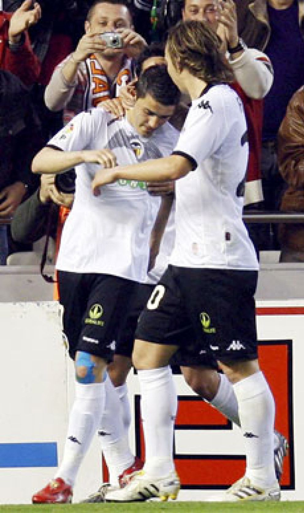Foto: Un penalti marcado por Villa sostiene al Valencia en el tercer puesto