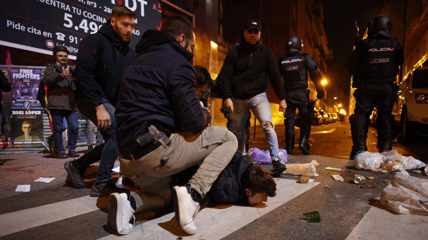 La policía detiene a un joven durante la protesta. (Foto: EFE).