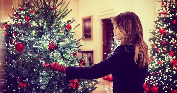 Foto: Melania Trump con su árbol. (Instagram)