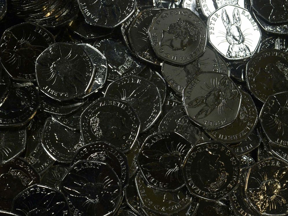 Foto: Varias monedas de 50 peniques en la Royal Mint (la Casa de la Moneda británica) en 2017 (Reuters)