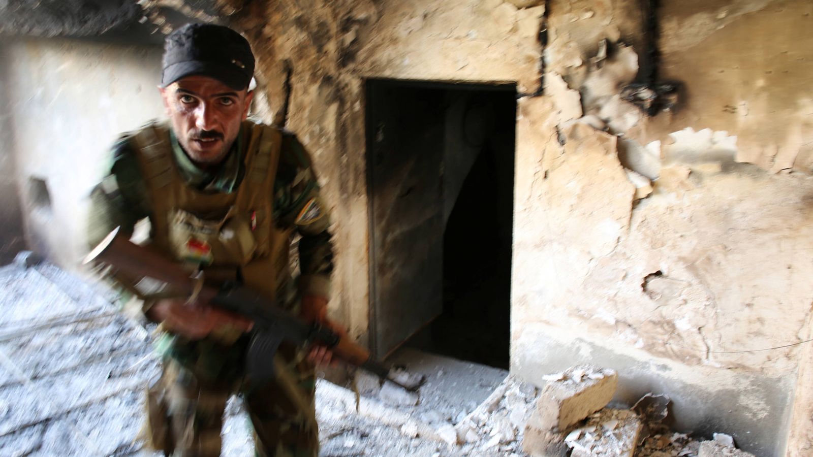 Foto: Un peshmerga kurdo busca milicianos del ISIS durante una operación en Tel Asqof, en el norte de Irak (Reuters).