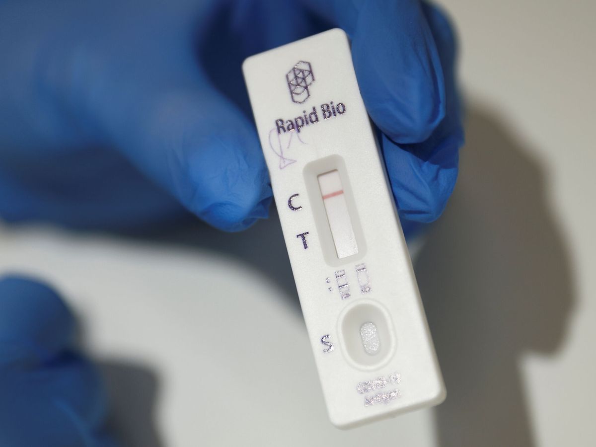 Foto: Un test de antígenos covid muestra un resultado negativo. (Reuters)