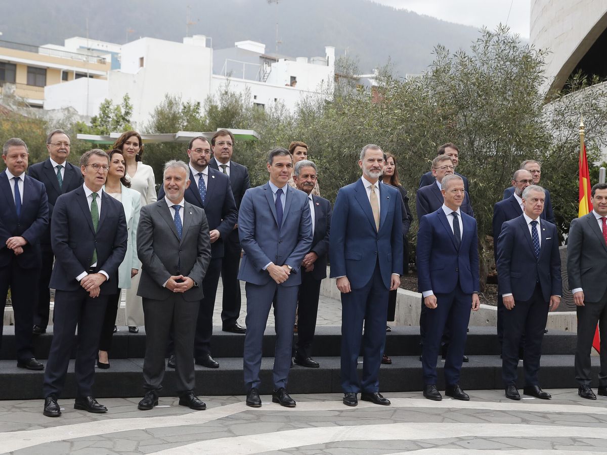 Foto: El Rey, junto a los presidentes antes del comienzo de la conferencia de La Palma. (EFE/Juan Carlos Hidalgo)