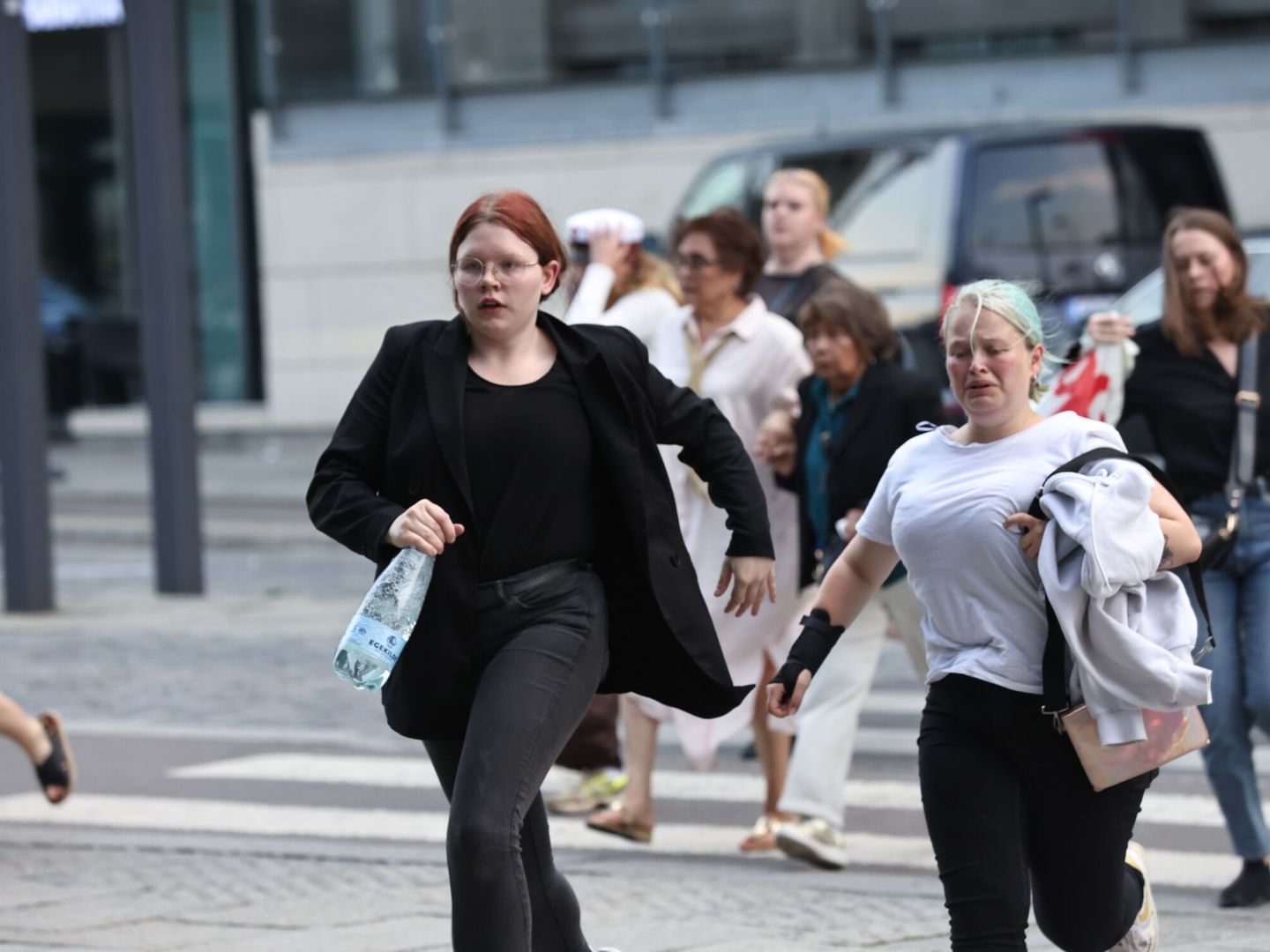 La gente huye del centro comercial tras el tiroteo. (EFE/Olafur Steinar)
