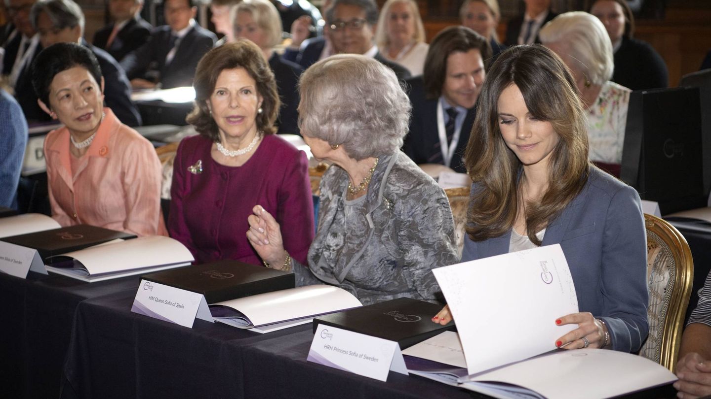 Reinas y princesas conversan durante el congreso. (Cordon Press)