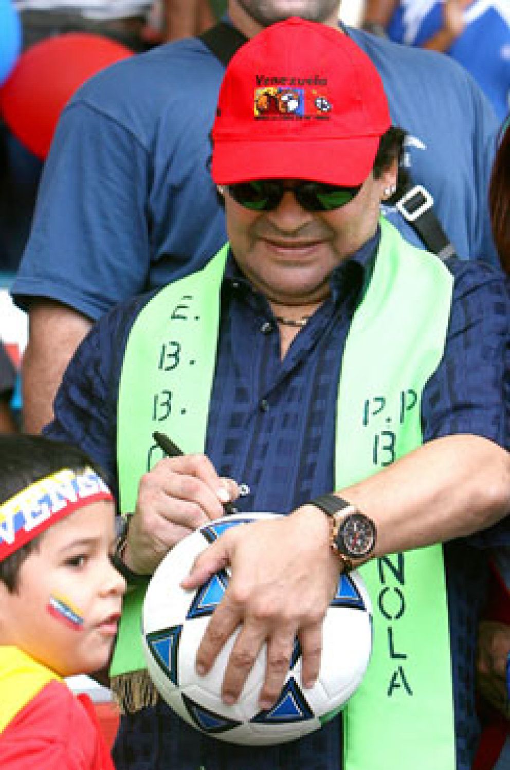 Foto: Maradona entrega balones firmados a escolares en Caracas