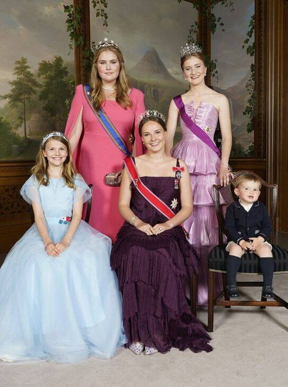 Amalia de Holanda, Elisabeth de Bélgica, Estelle de Suecia, Ingrid de Noruega y Charles de Luxemburgo. (Reuters/Casa Real/Lise Aserud)