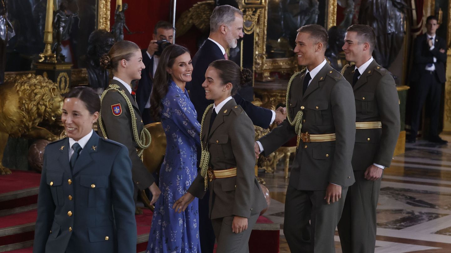 Leonor saluda a sus compañeros de la Academia durante la recepción oficial del 12 de octubre. (EFE/Juan Carlos Hidalgo) 