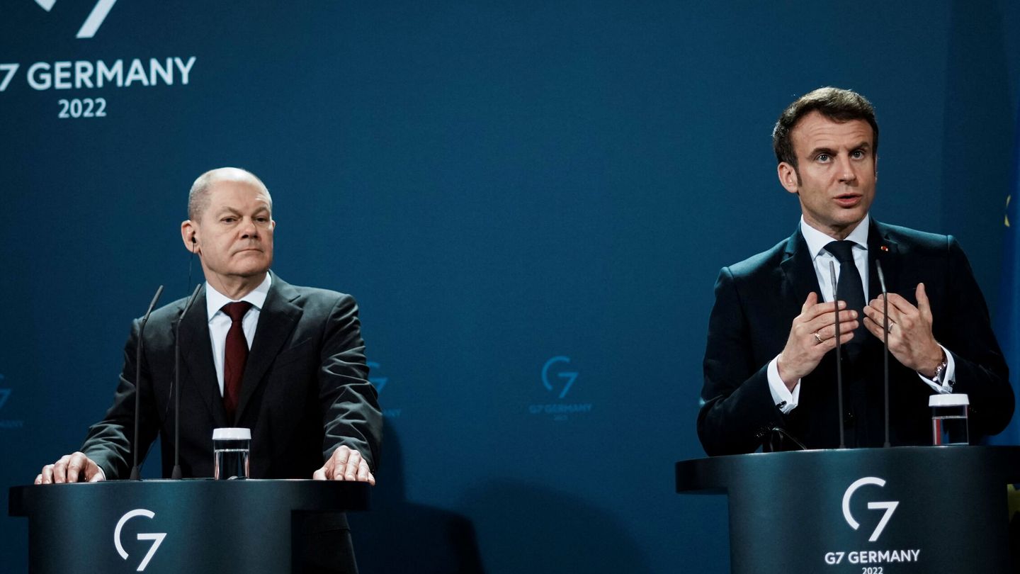 El presidente galo, junto al canciller alemán, Olaf Scholz. (Reuters)