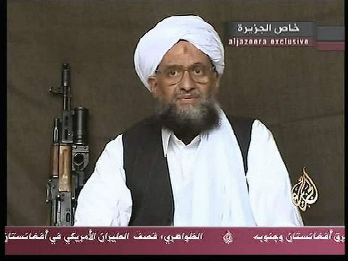 Foto: Foto de archivo de un vídeo en el que aparecía el líder de Al Qaeda, Ayman Al Zawahiri. (EFE/Al Jazeera)