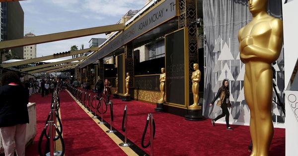 Foto: Estatuas de los Premios Oscar ante el Dolby Theater donde se entregan los premios (Reuters)