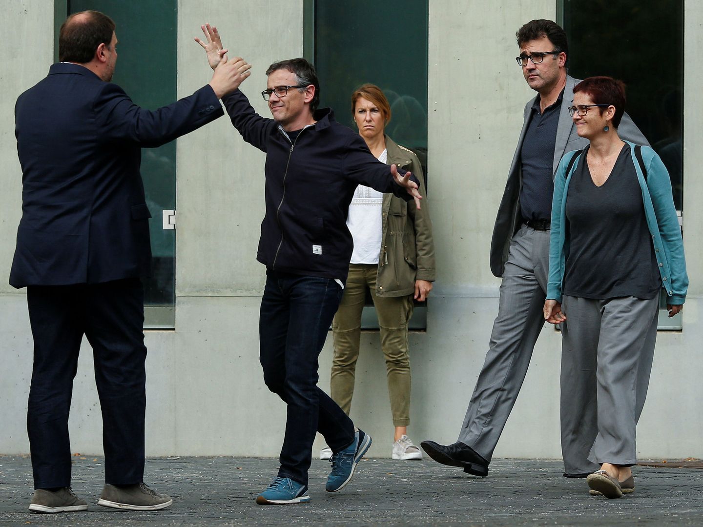 Jové (centro), tras ser puesto en libertad por la operación Anubis, se dirige a abrazar a Oriol Junqueras (izda.). (Reuters)