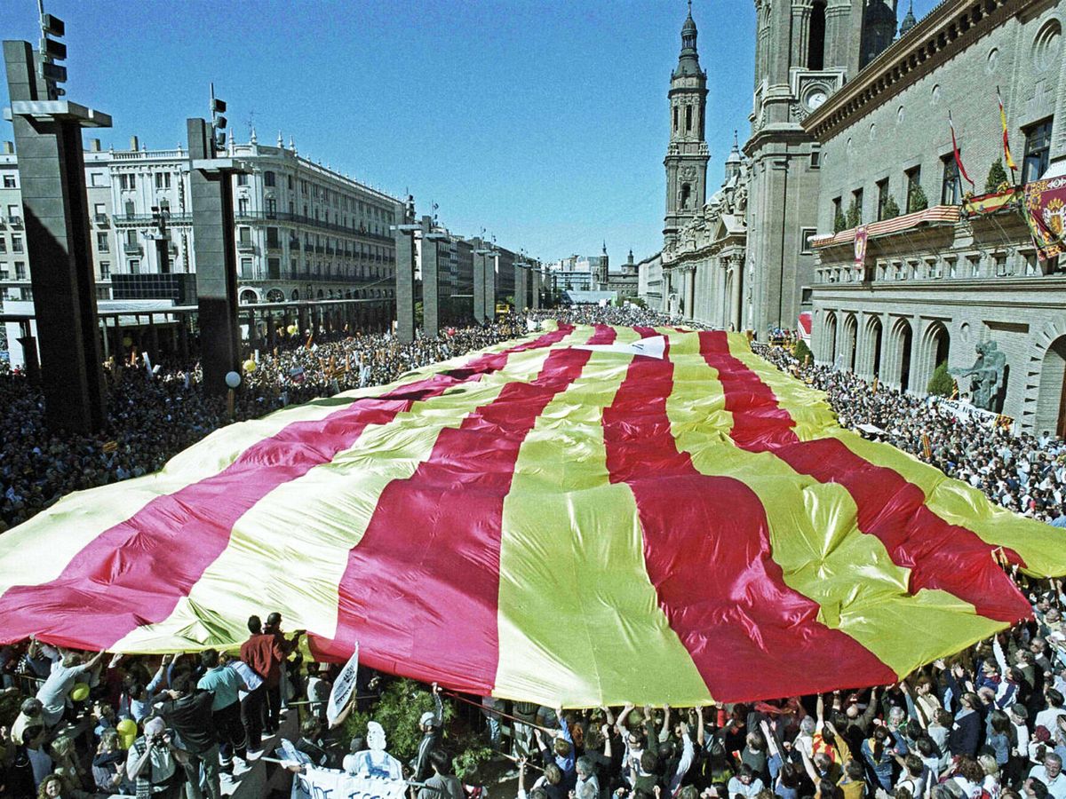 Foto: Una gran bandera de Aragón en la plaza del Pilar el 8 de octubre de 2000 contra el trasvase del Ebro. (Archivo histórico de Aragón)