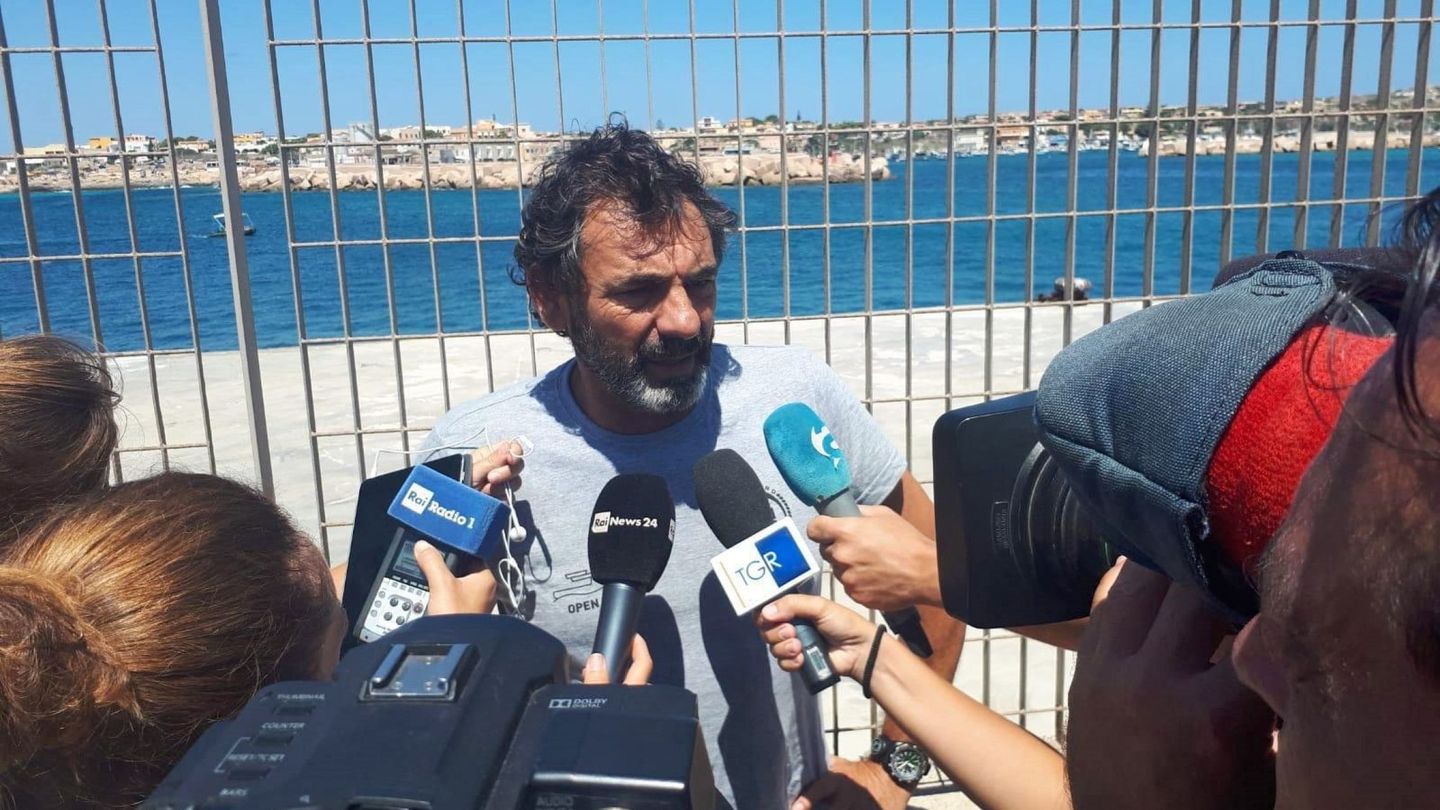 Óscar Camps, fundador de Open Arms, habla con los periodistas en Lampedusa. (Reuters)