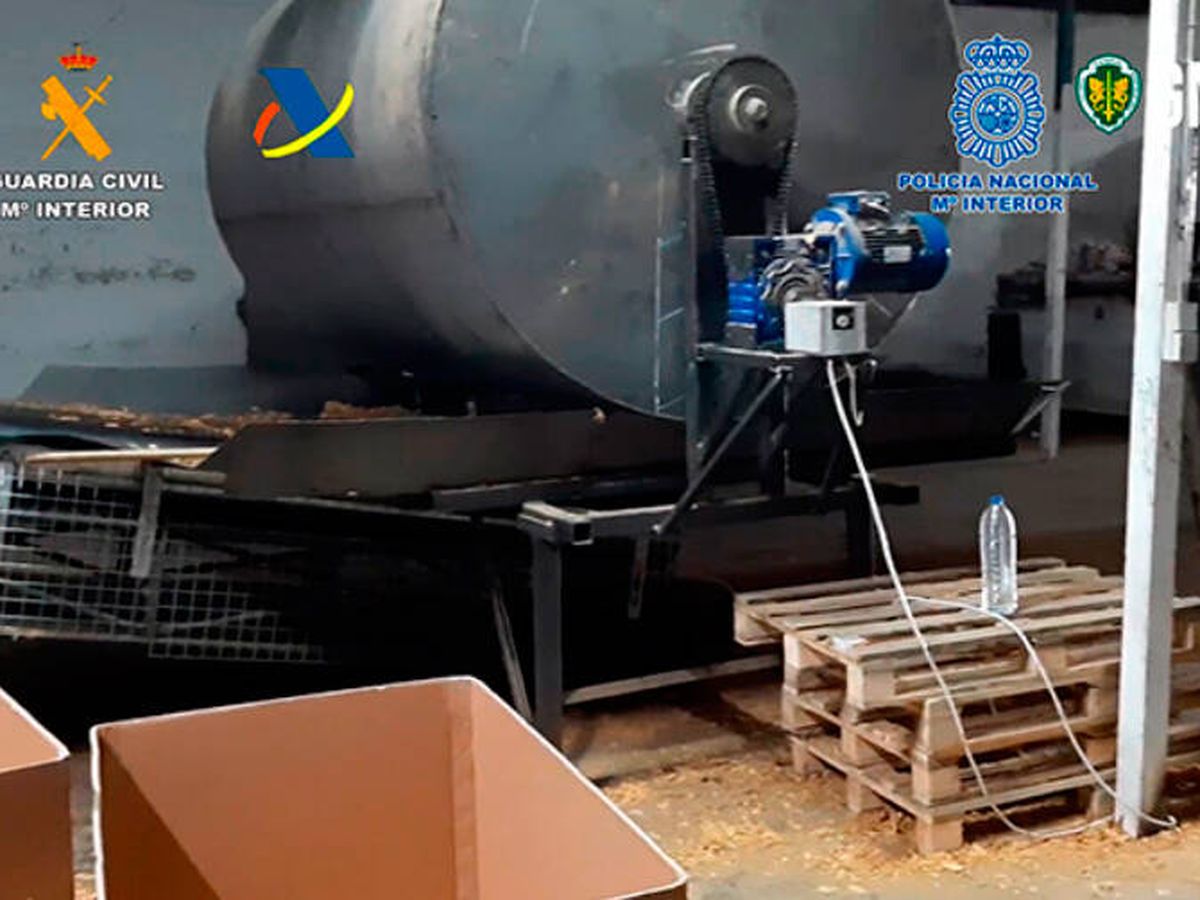 Foto: Encontraron 11 toneladas de tabaco crudo en los registros, así como todo tipo de maquinaria (Guardia Civil)