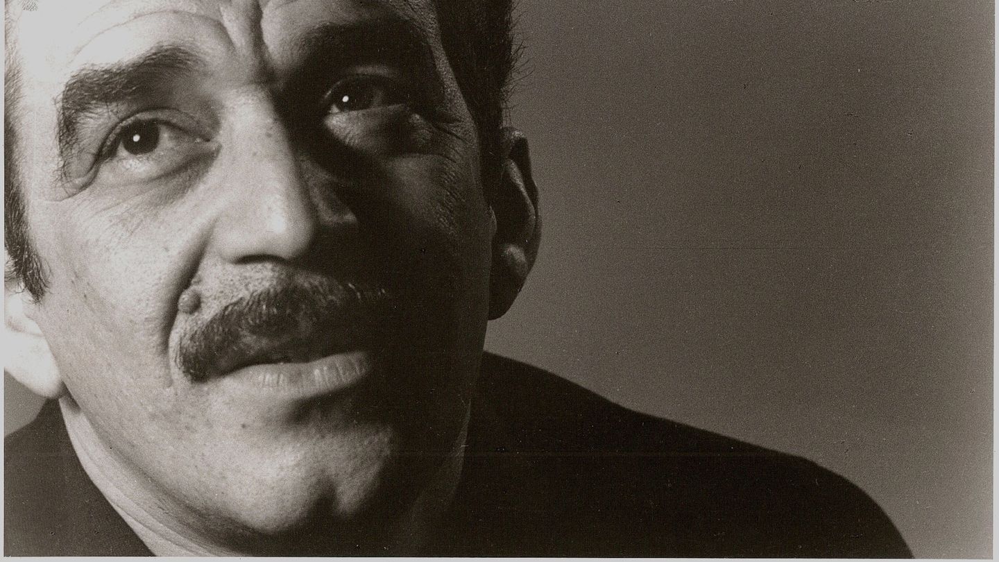 Reproducción de un retrato de Gabriel García Márquez, tomado por la fotógrafa argentina Sara Facio en Buenos Aires. (EFE/David Fernández)