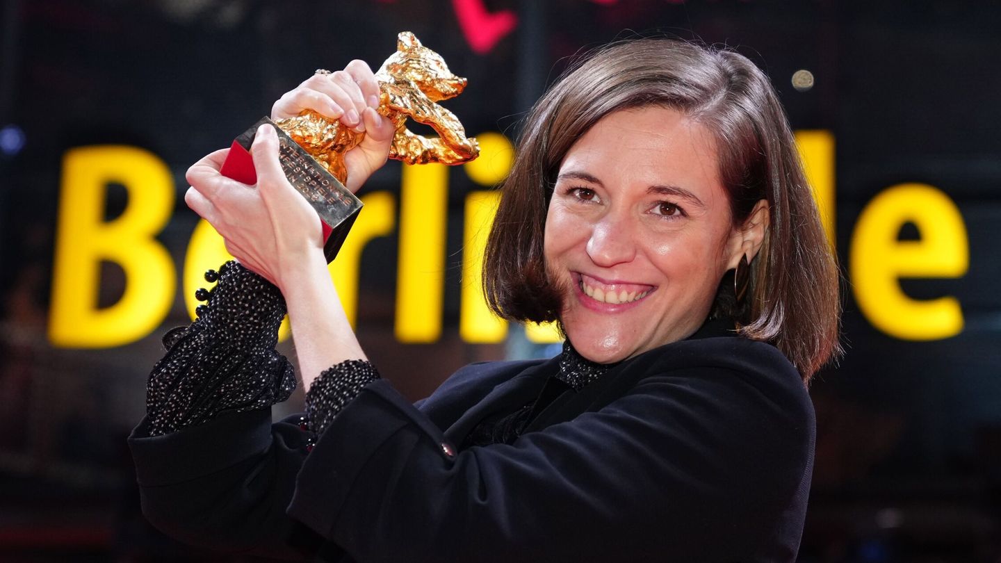 Carla Simón posa con el Oso de Oro a la mejor película por su cinta 'Alcarràs'. (EFE)