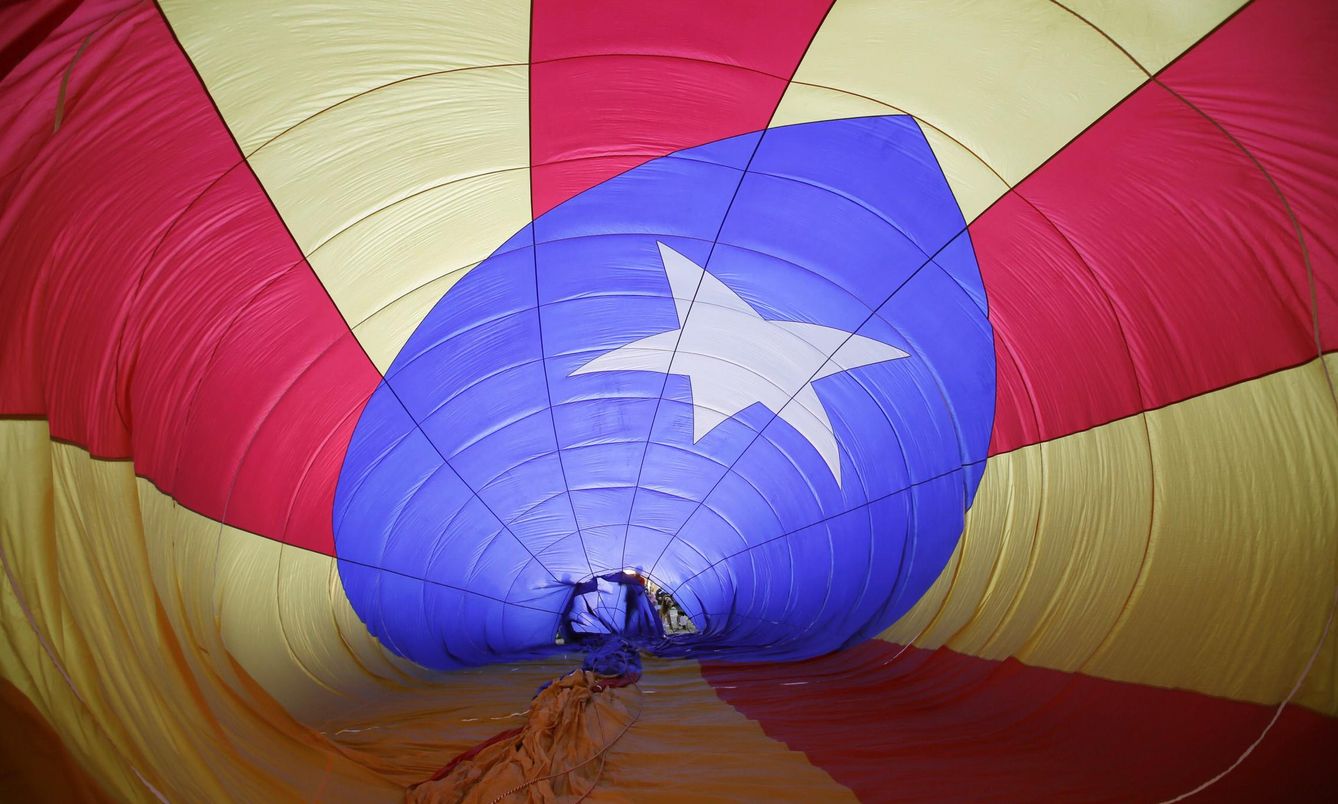 Un globo, con los colores de la estelada catalana. (Reuters)