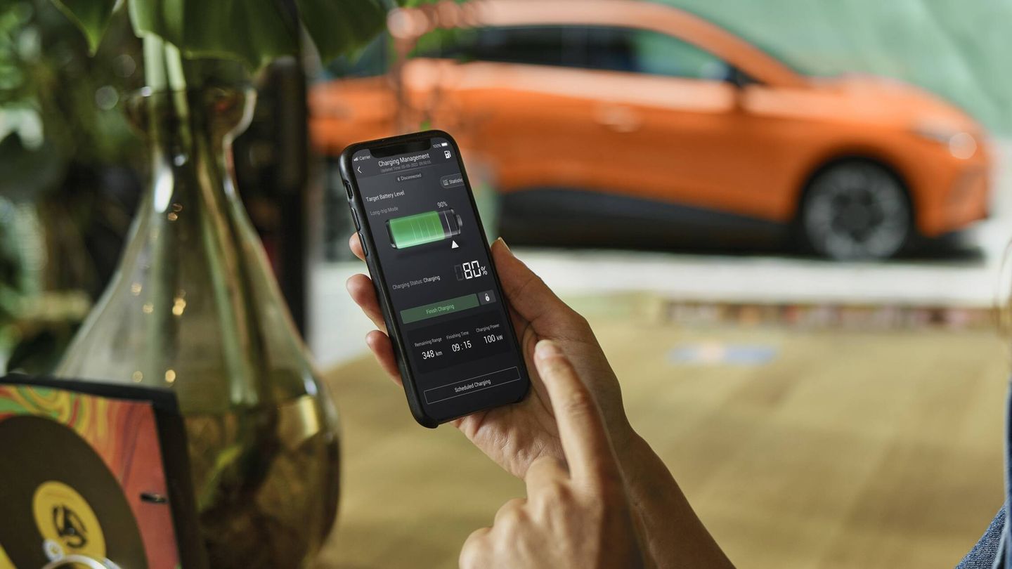 Desde la app iSmart instalada en el smartphone controlamos el coche a distancia.