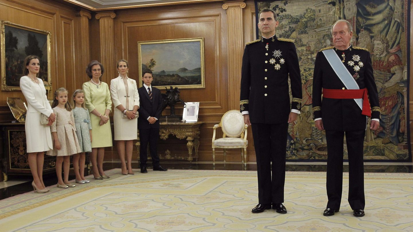 Don Juan Carlos y don Felipe, en los actos de la abdicación y en presencia de su familia. (EFE)