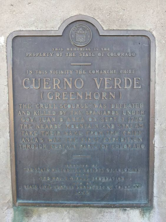 Placa conmemorativa a Cuerno Verde en Meadows Park, Colorado Highway 165.