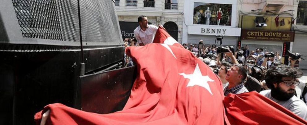 Foto: La bolsa de Turquía se desploma más de un 10% tras tres días de protestas violentas