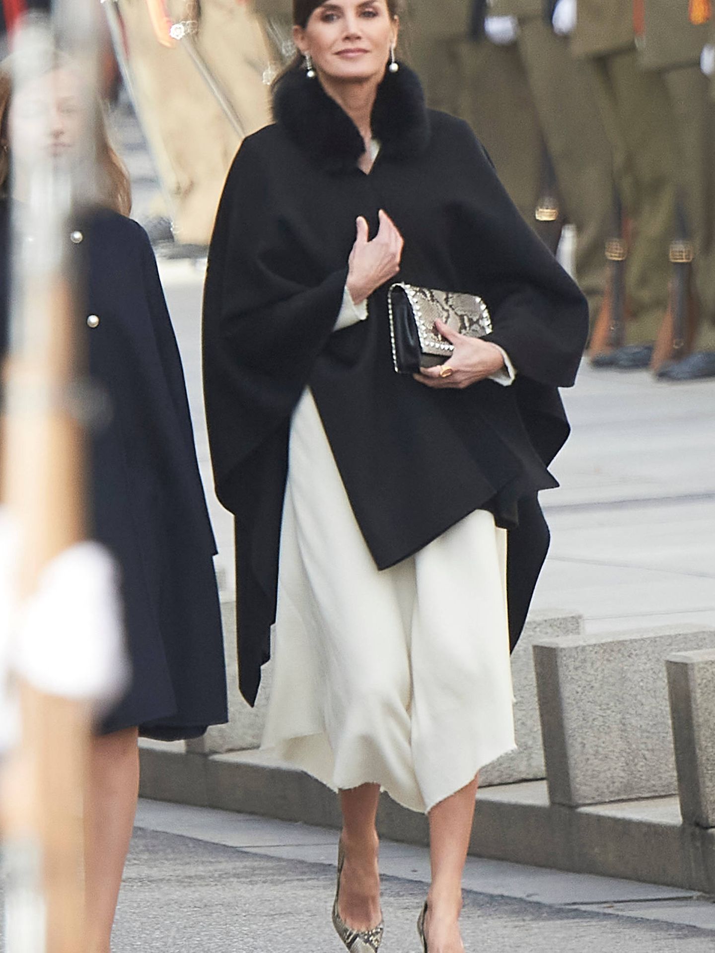 La Reina ha estrenado vestido, que ha cubierto con una capa de Carolina Herrera. (Limited Pictures)