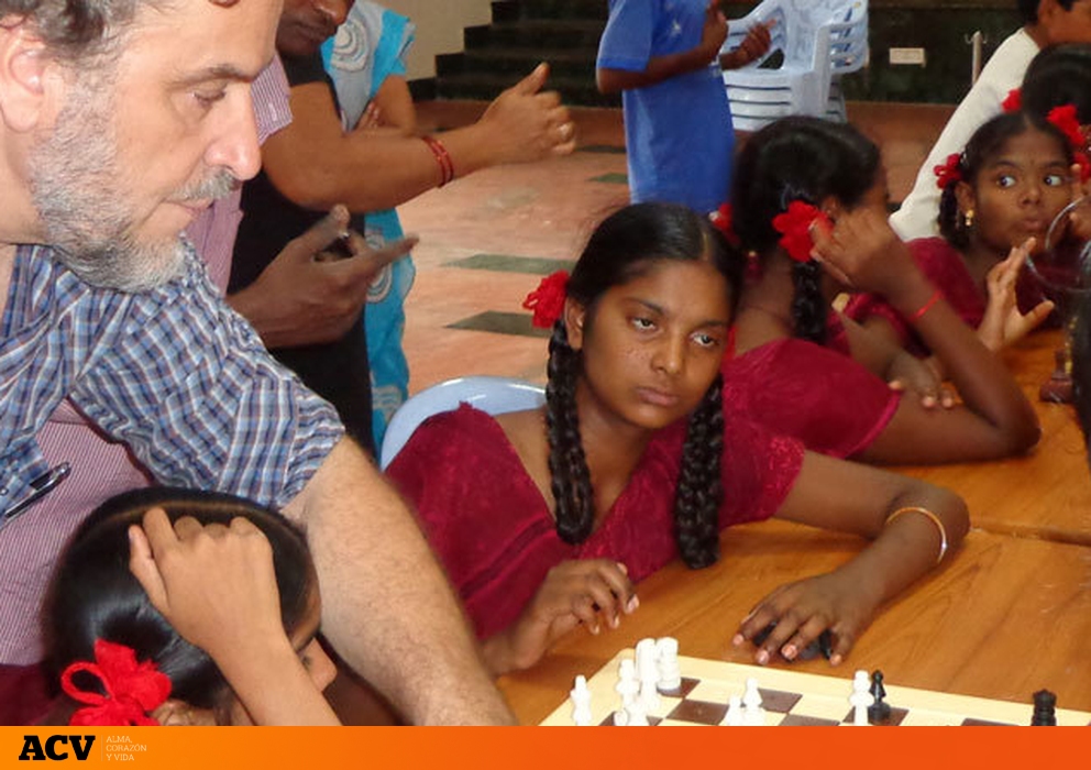 lecho Ver insectos Anticuado Enseñar ajedrez a niños en la India: la palabra humanidad cobra todo su  sentido