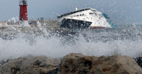Foto: Las olas zarandean el buque 'Pinar del Río' de la naviera Balearia. (EFE)