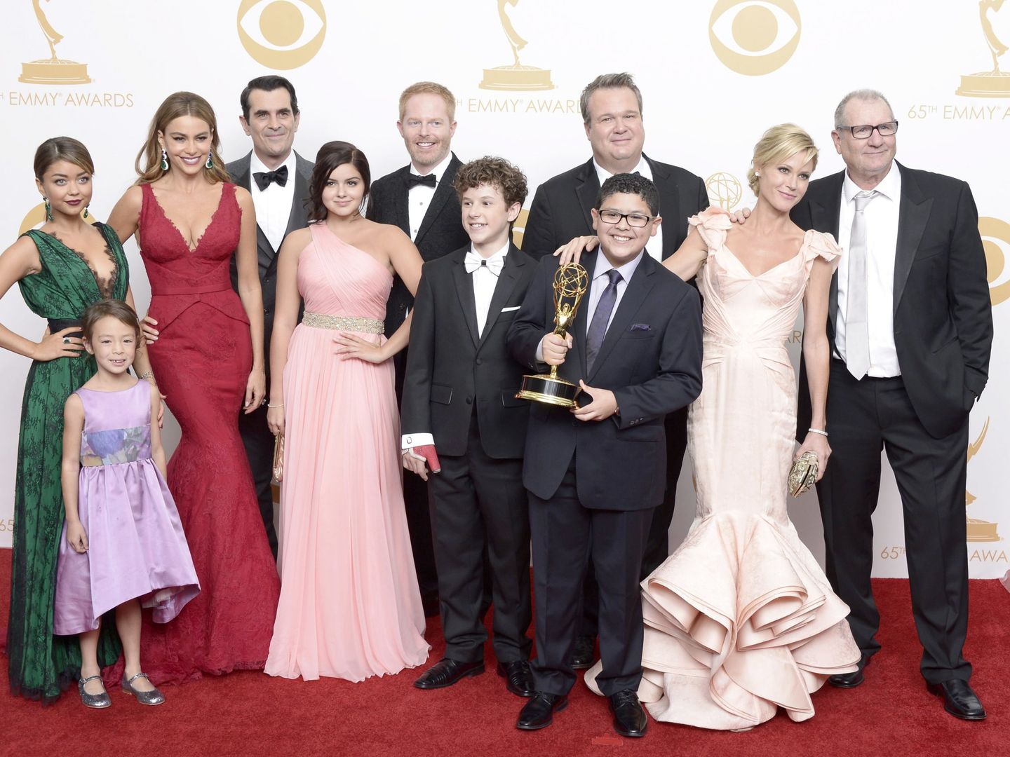 El elenco de 'Modern Family' tras recibir un galardón de la Academia. (EFE)