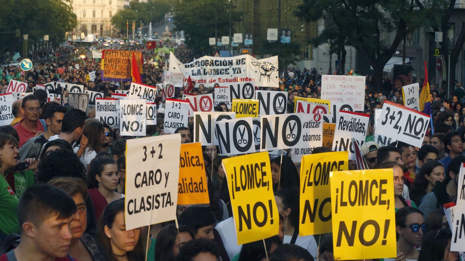Foto: Manifestación convocada por la Plataforma por la Escuela Pública para protestar contra la Lomce y las reválidas. (Efe)