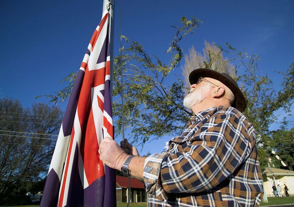 Foto: Un hombre iza la bandera australiana tras un accidente en la mina Beaconsfield (Reuters).