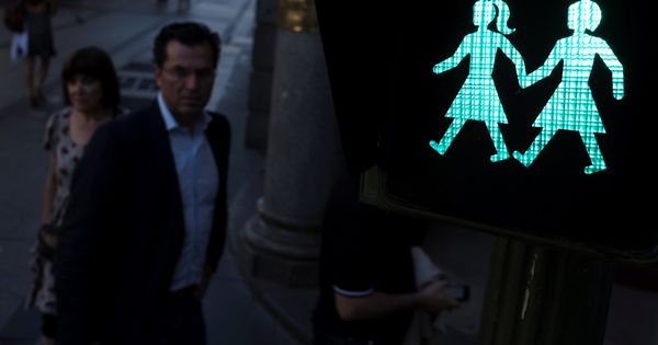 Foto: Los semáforos de parejas del mismos sexo de Madrid. (Reuters)