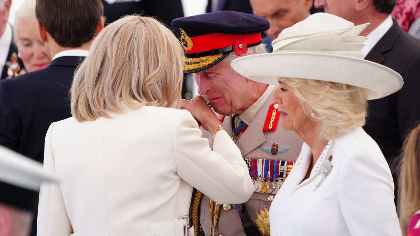 El rey Carlos III saludando a Brigitte Macron. (Reuters)