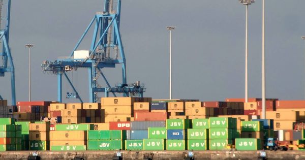 Foto: Contenedores con mercancía en el Puerto de Las Palmas. (EFE)