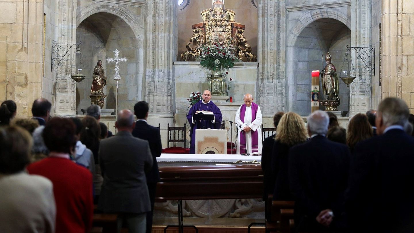 Funeral de Pitita en la iglesia de la Virgen del Espino. (EFE)