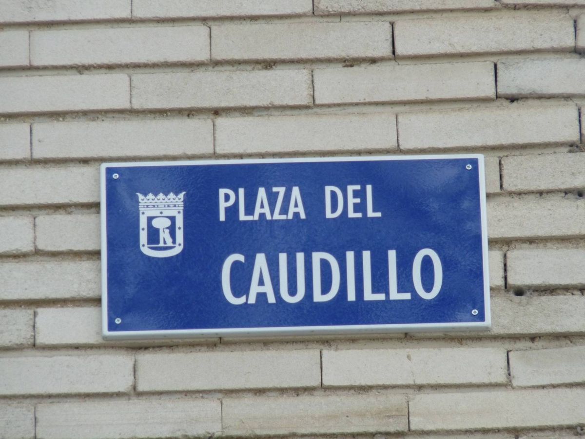 Foto: Placa de la Plaza del Caudillo. (Wikimedia Commons)