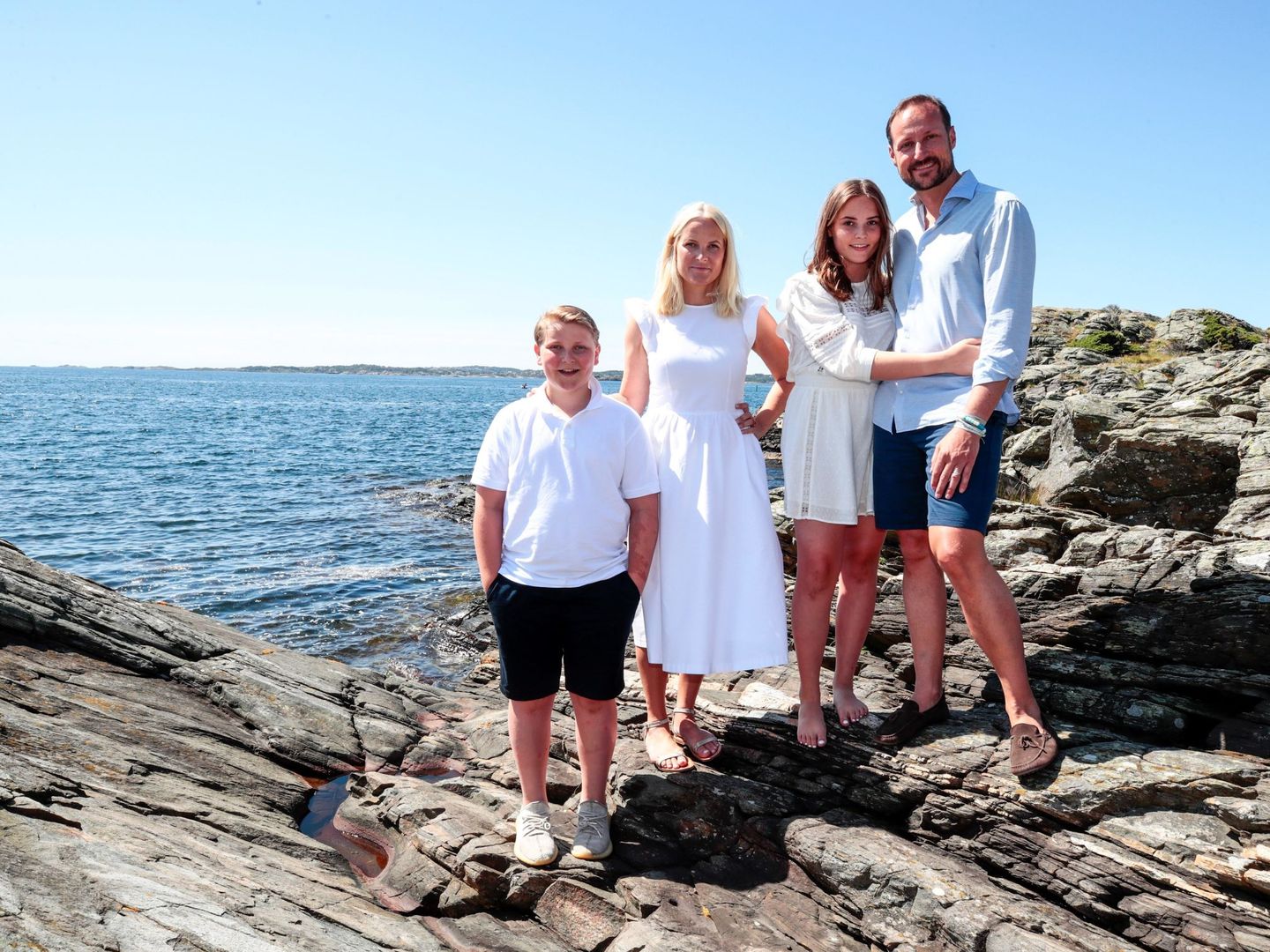 Haakon y Mette-Marit, con sus hijos el verano pasado. (EFE)