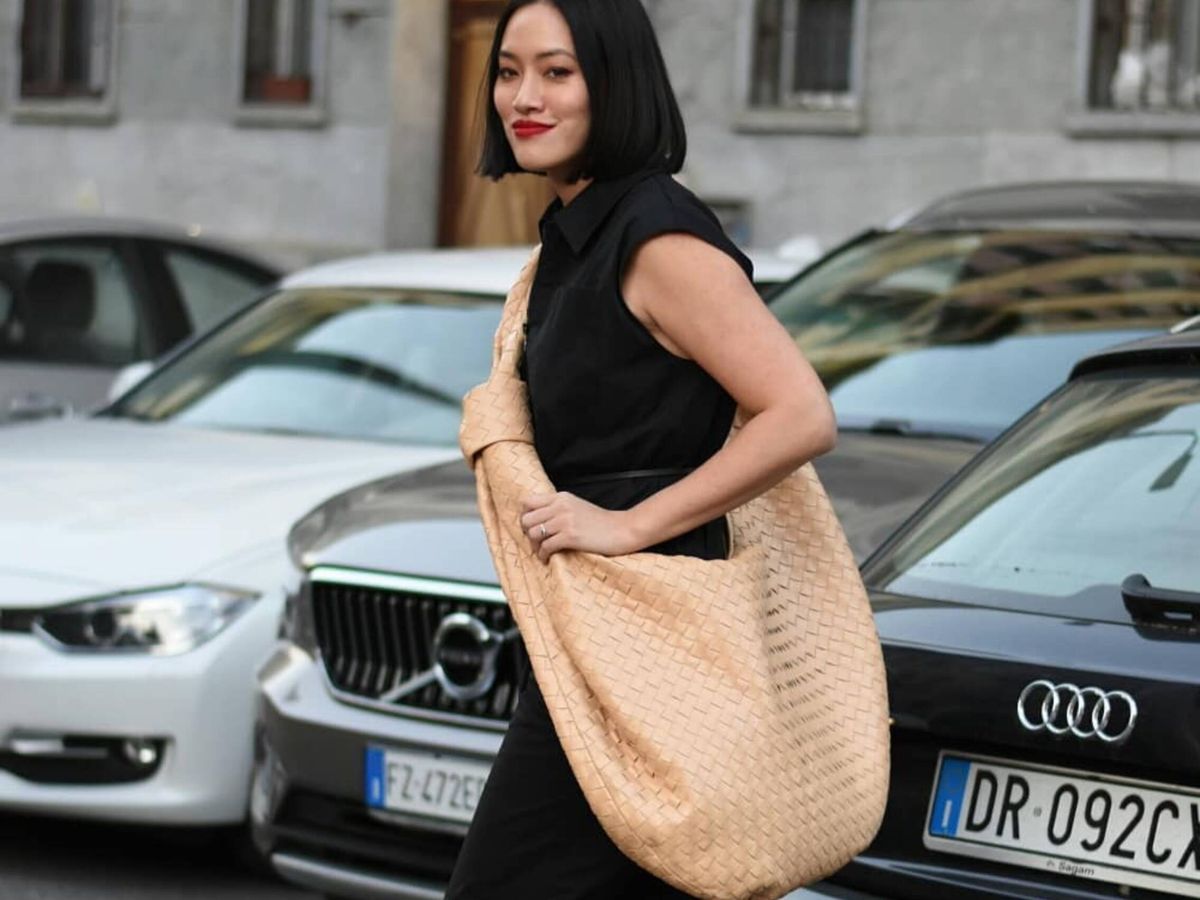 Foto: La insider Tiffany Hsu con un bolso bandolera en tamaño XL. (Instagram @jcstreetstyle) 