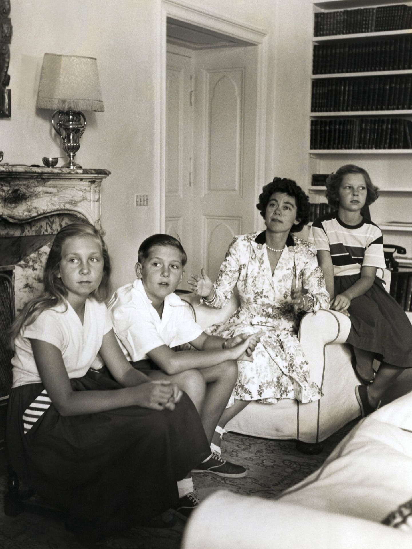 La reina Sofía, con su familia en 1954. (Cordon Press)
