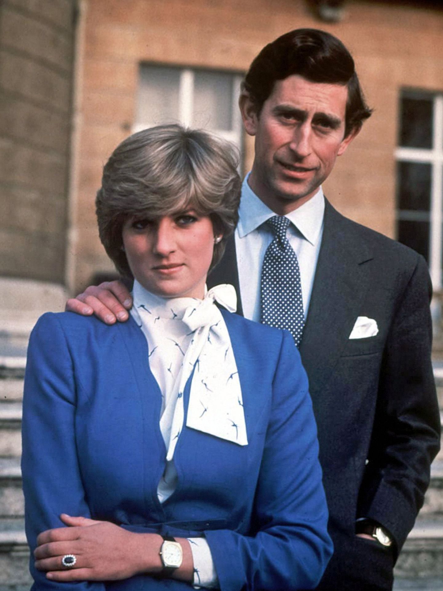 Diana, junto a su entonces prometido el príncipe Carlos, posando el 24 de febrero de 1981, día en el que anunciaron su compromiso. (EFE)