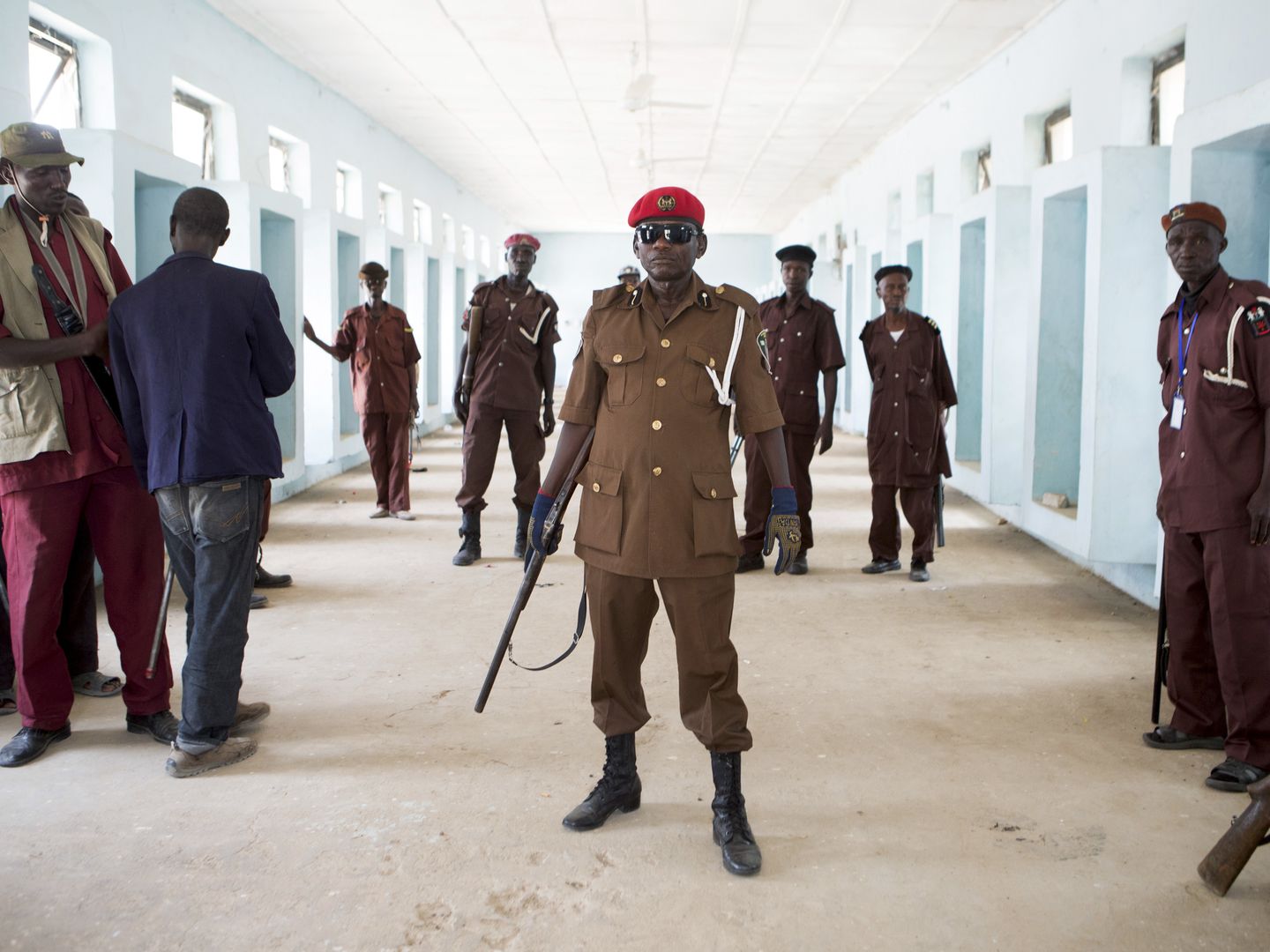 Miembros de un grupo de 'vigilantes' formado por cazadores para combatir a Boko Haram posan en Maiduguri, Nigeria (Reuters).